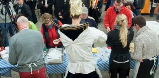 Prinsesop: Stadsprins Sander I trakteert de wagenbouwers